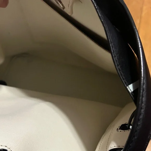 Lauren Ralph Lauren Stylish Black and White Bucket Bag w/ inside bag - Picture 10 of 10